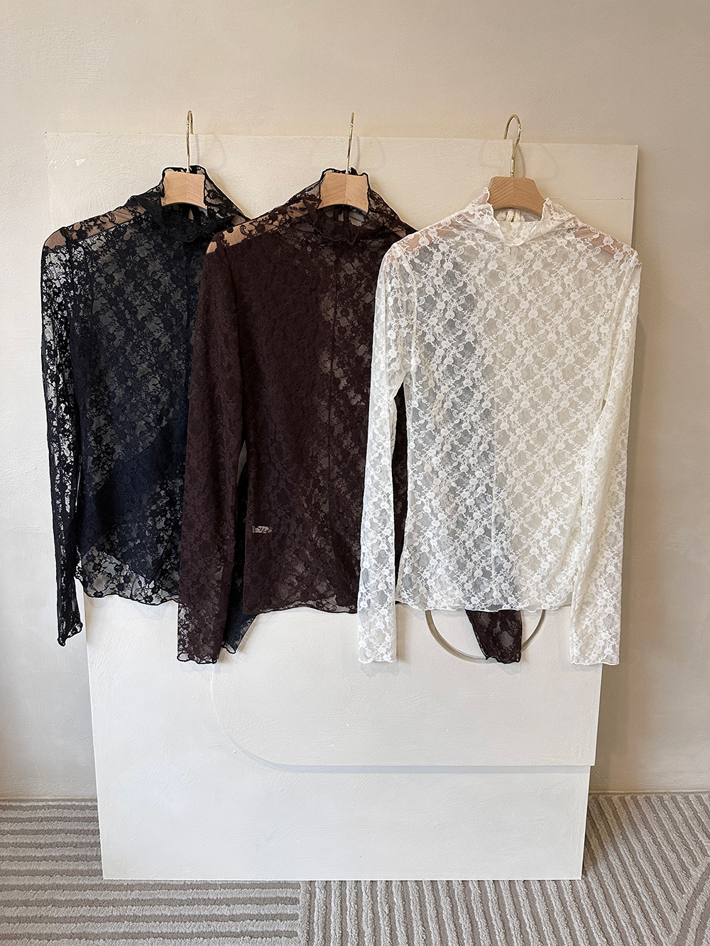 BS蕾絲透肌高領上衣(三色)