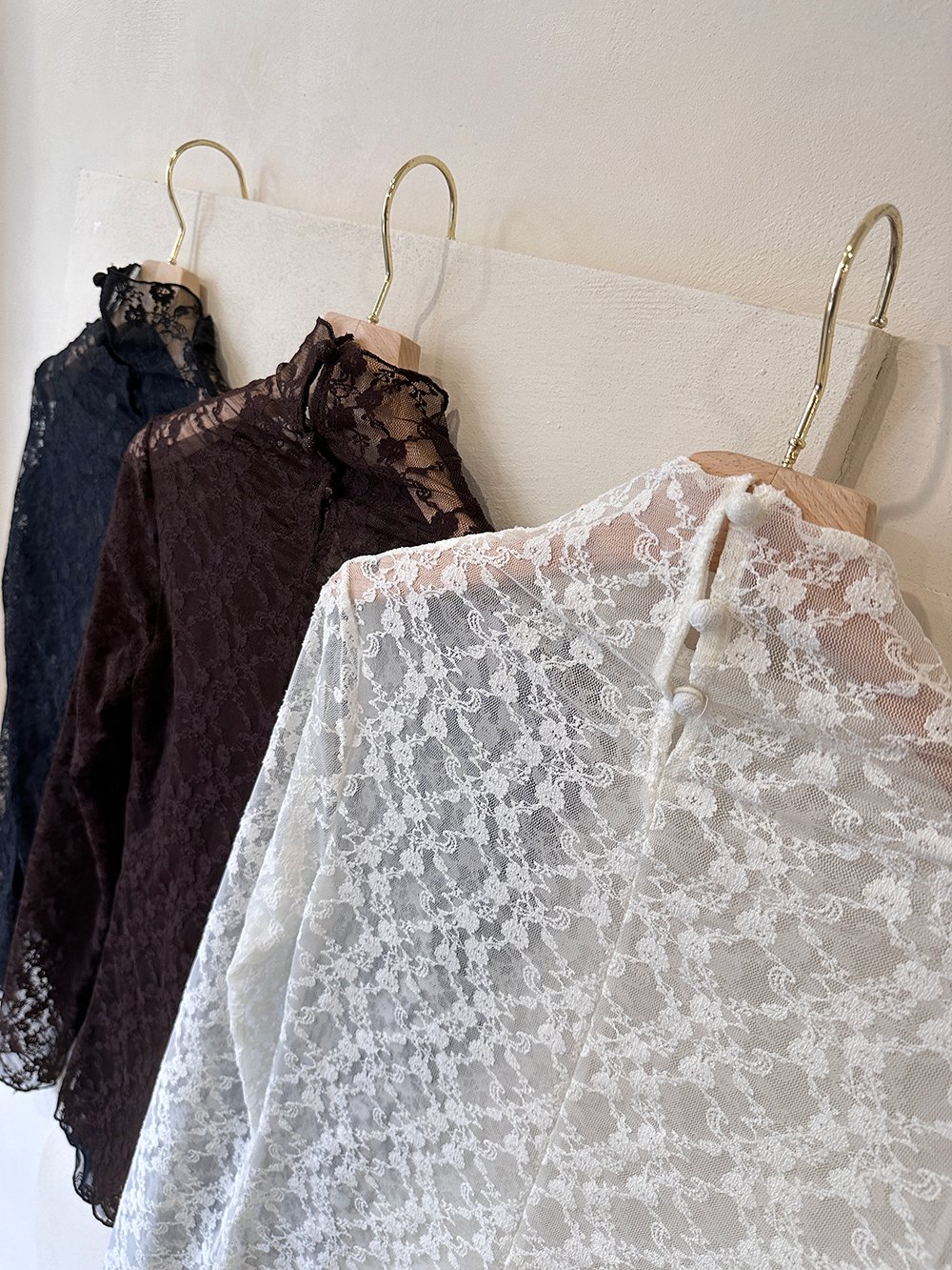 BS蕾絲透肌高領上衣(三色)