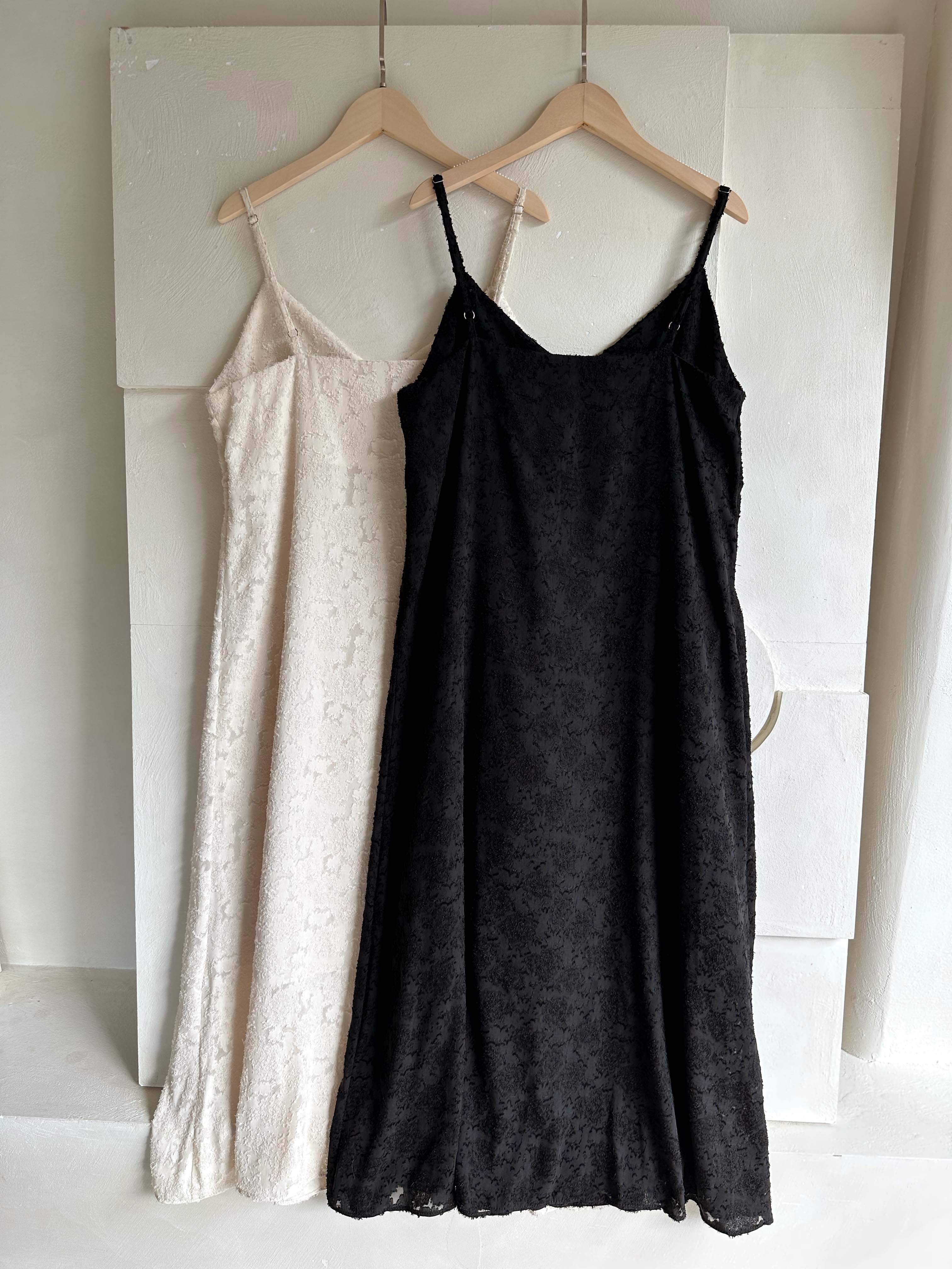 BS柔雅細羽細肩洋裝(兩色)