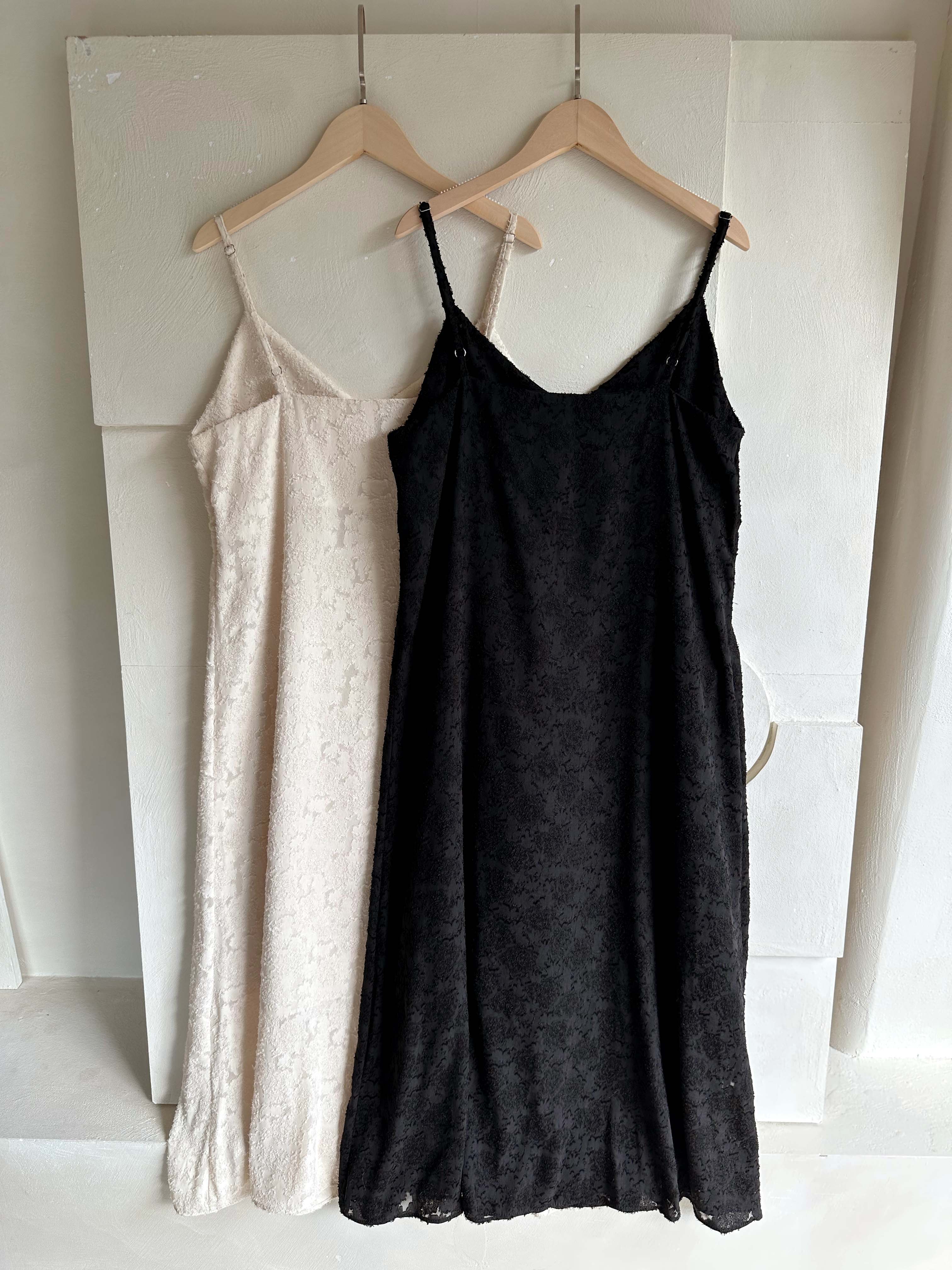 BS柔雅細羽細肩洋裝(兩色)