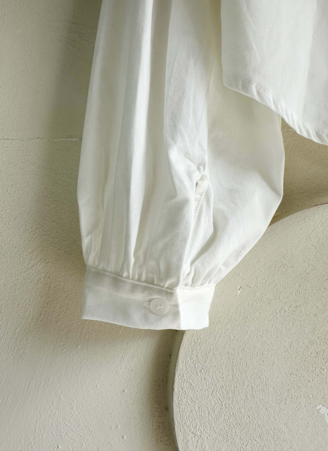 BS柔白圓領襯衫