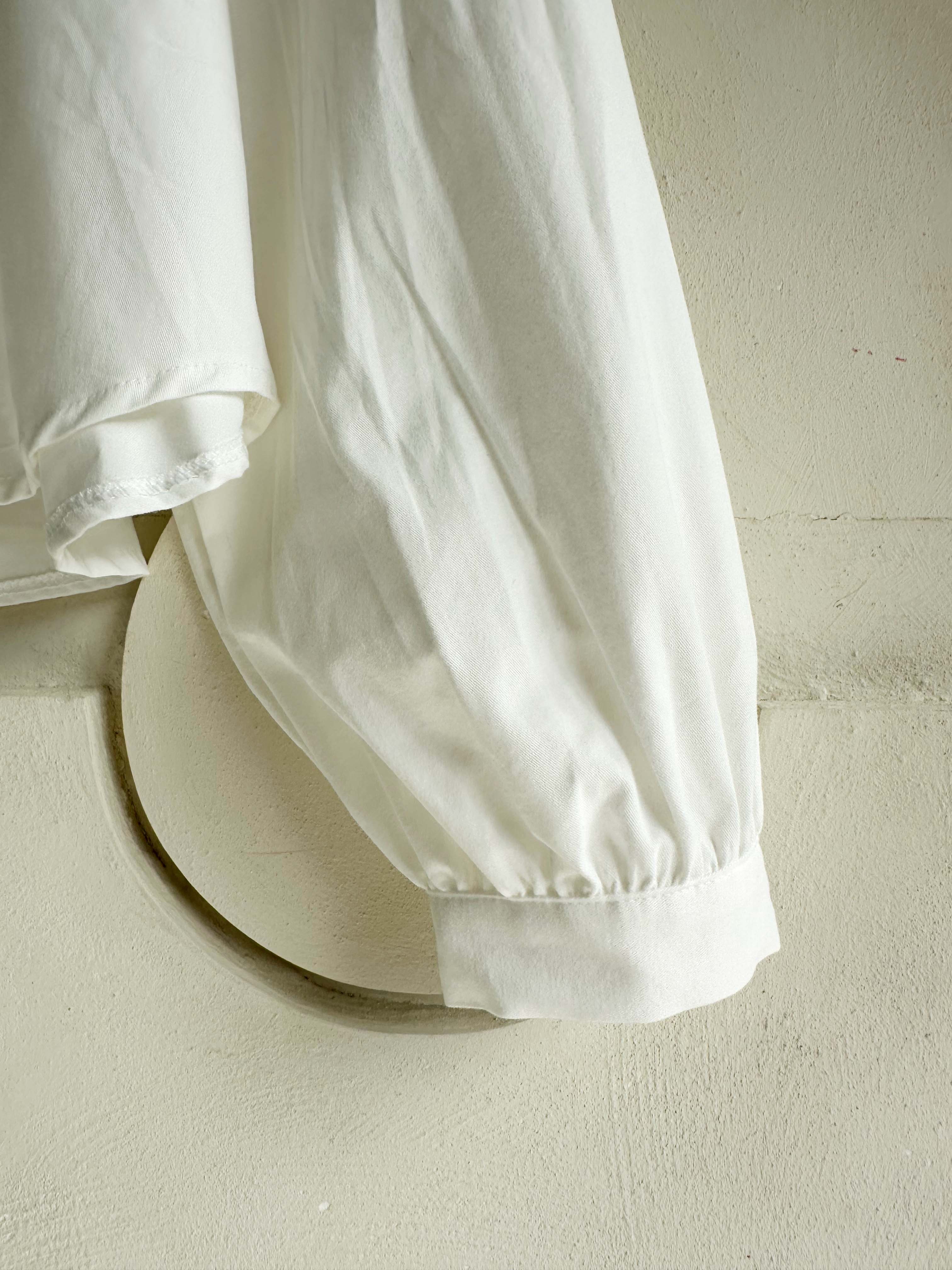 BS柔白圓領襯衫