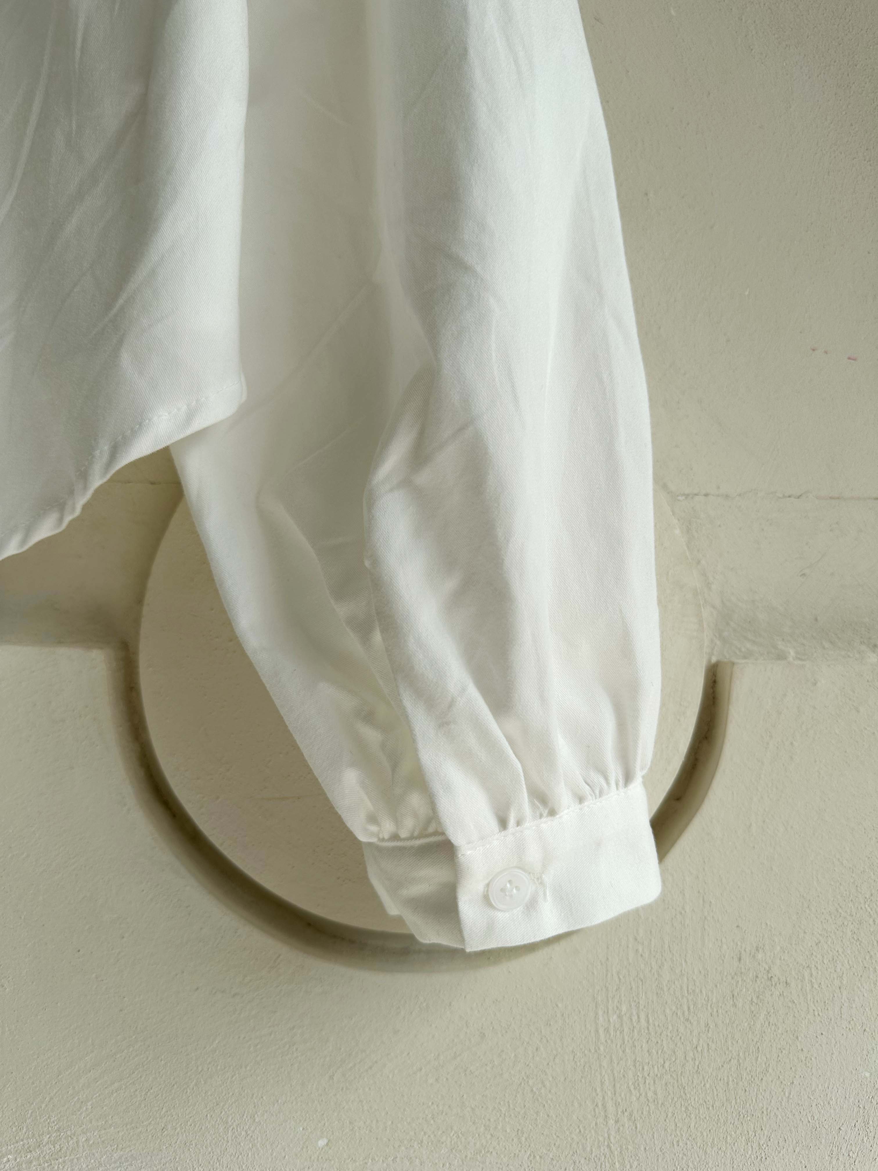 BS柔白圓領襯衫