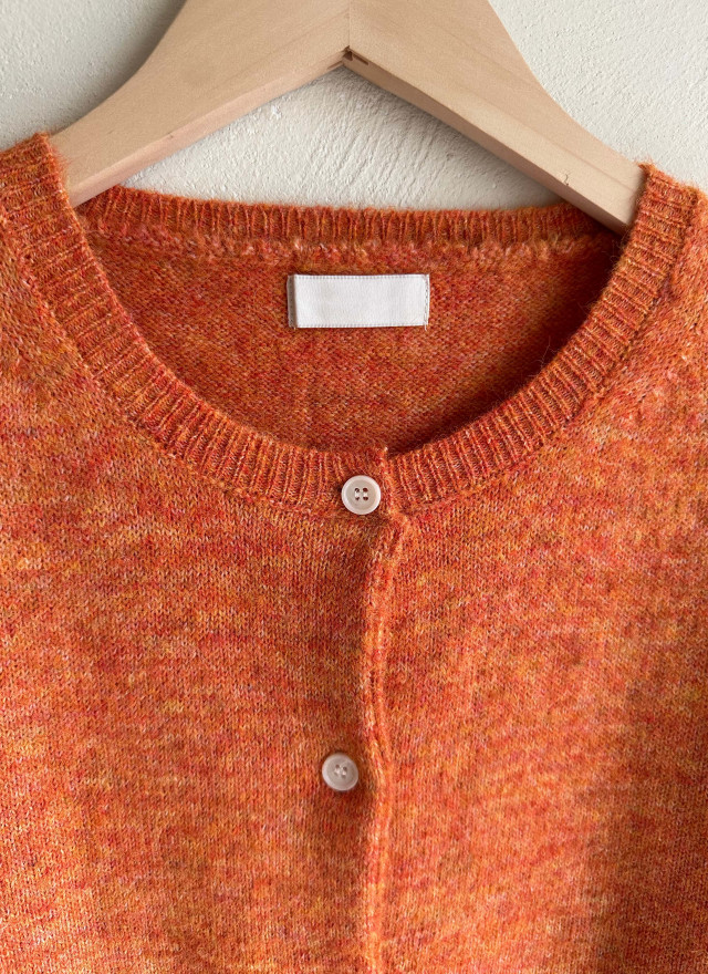 BS橘彩排釦針織上衣