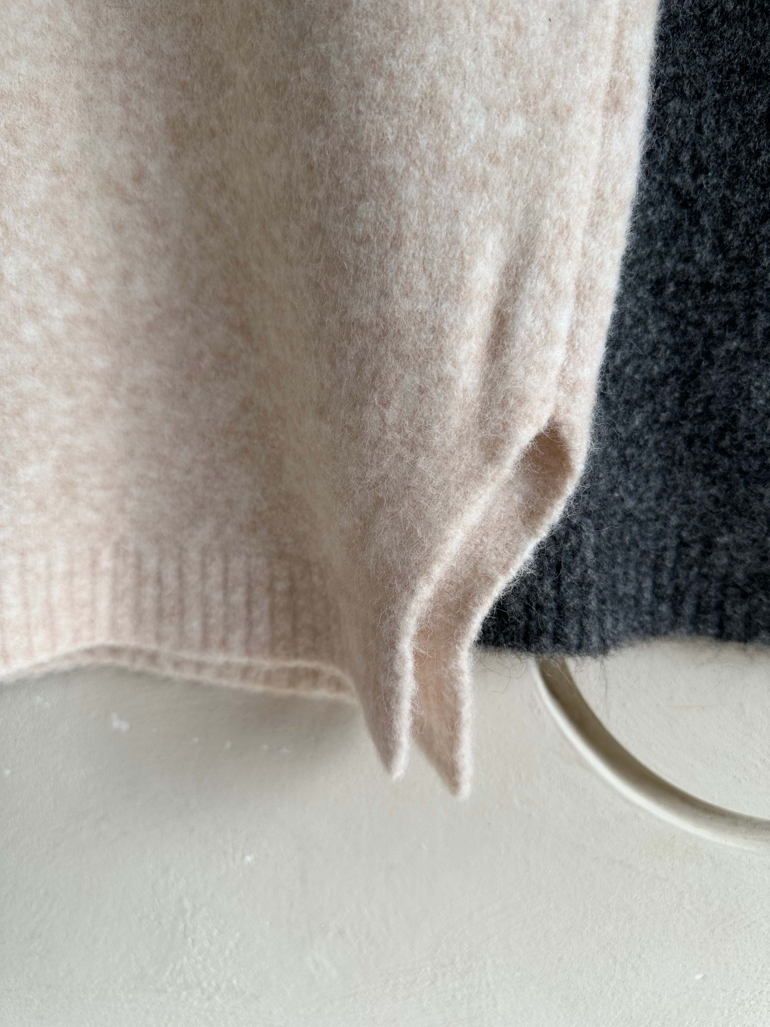 BS蒂蘿V領背心(兩色)