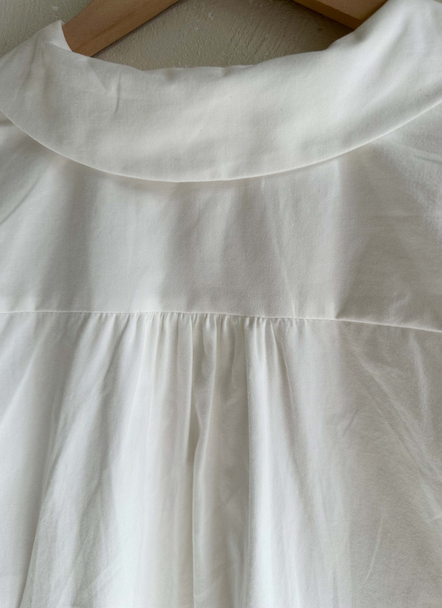 BS柔白圓領襯衫