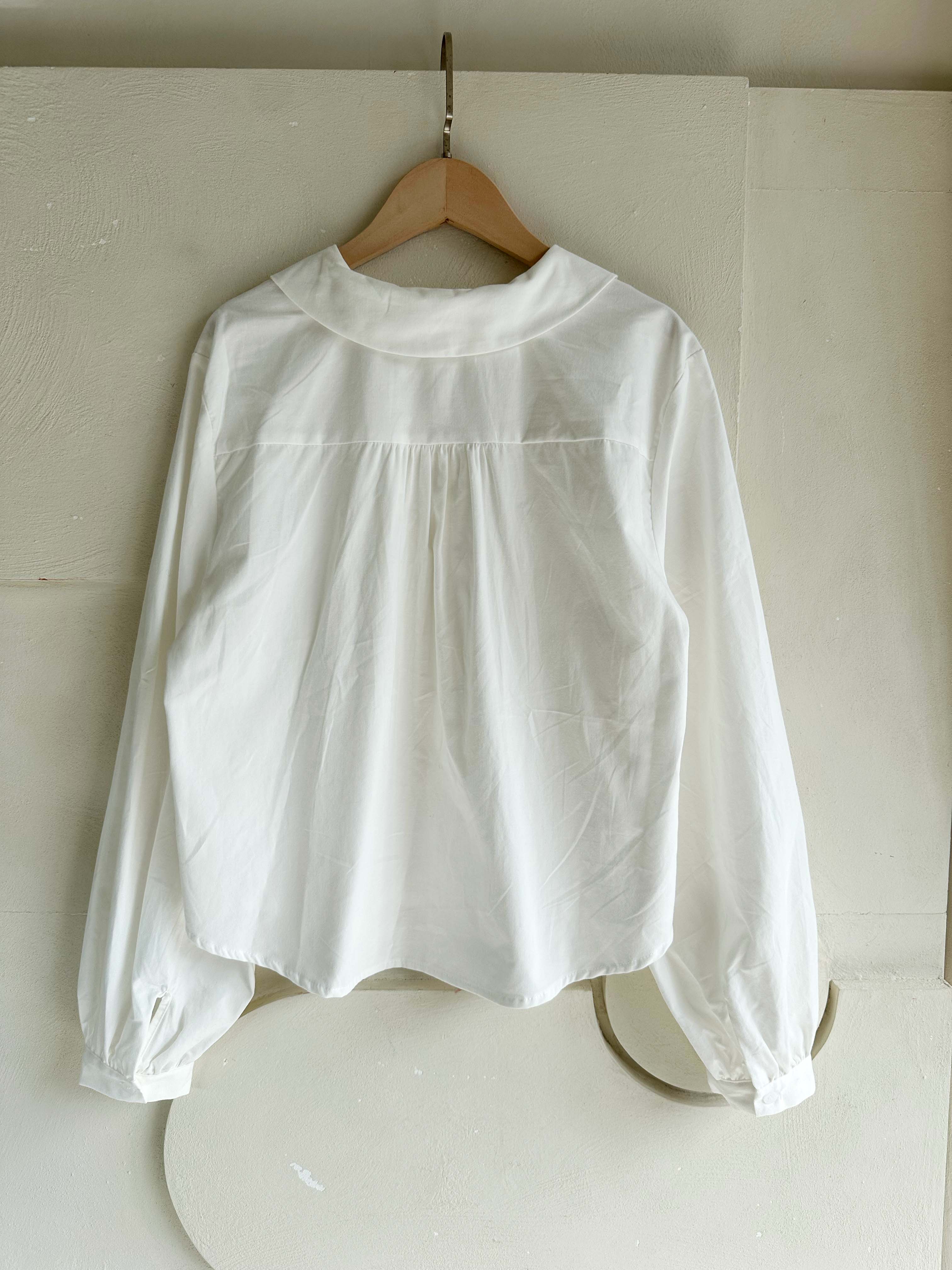 BS柔白圓領襯衫