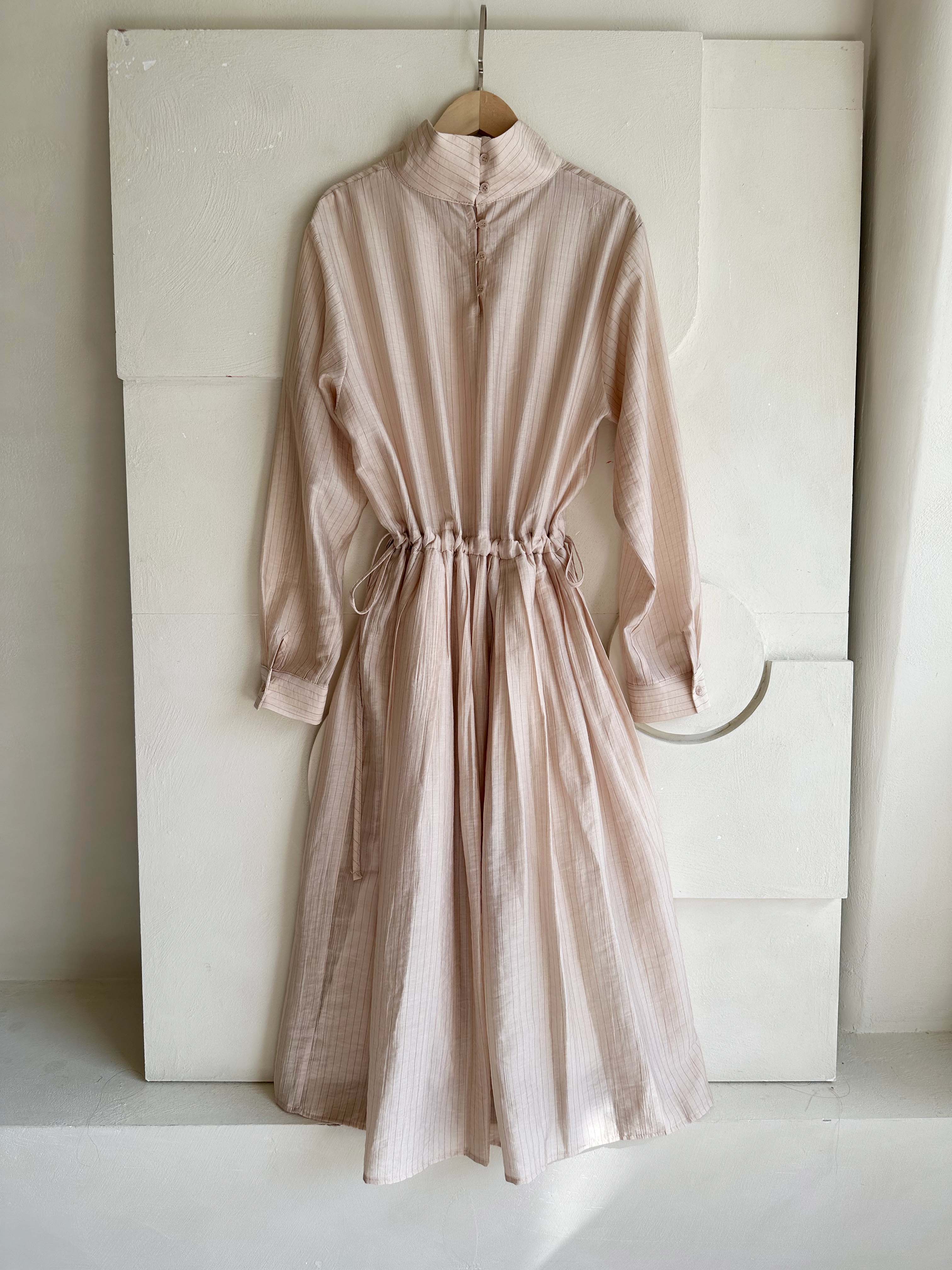 BS細緻光澤線紋抽繩洋裝