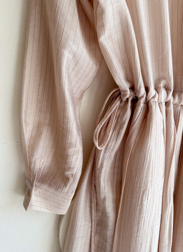 BS細緻光澤線紋抽繩洋裝