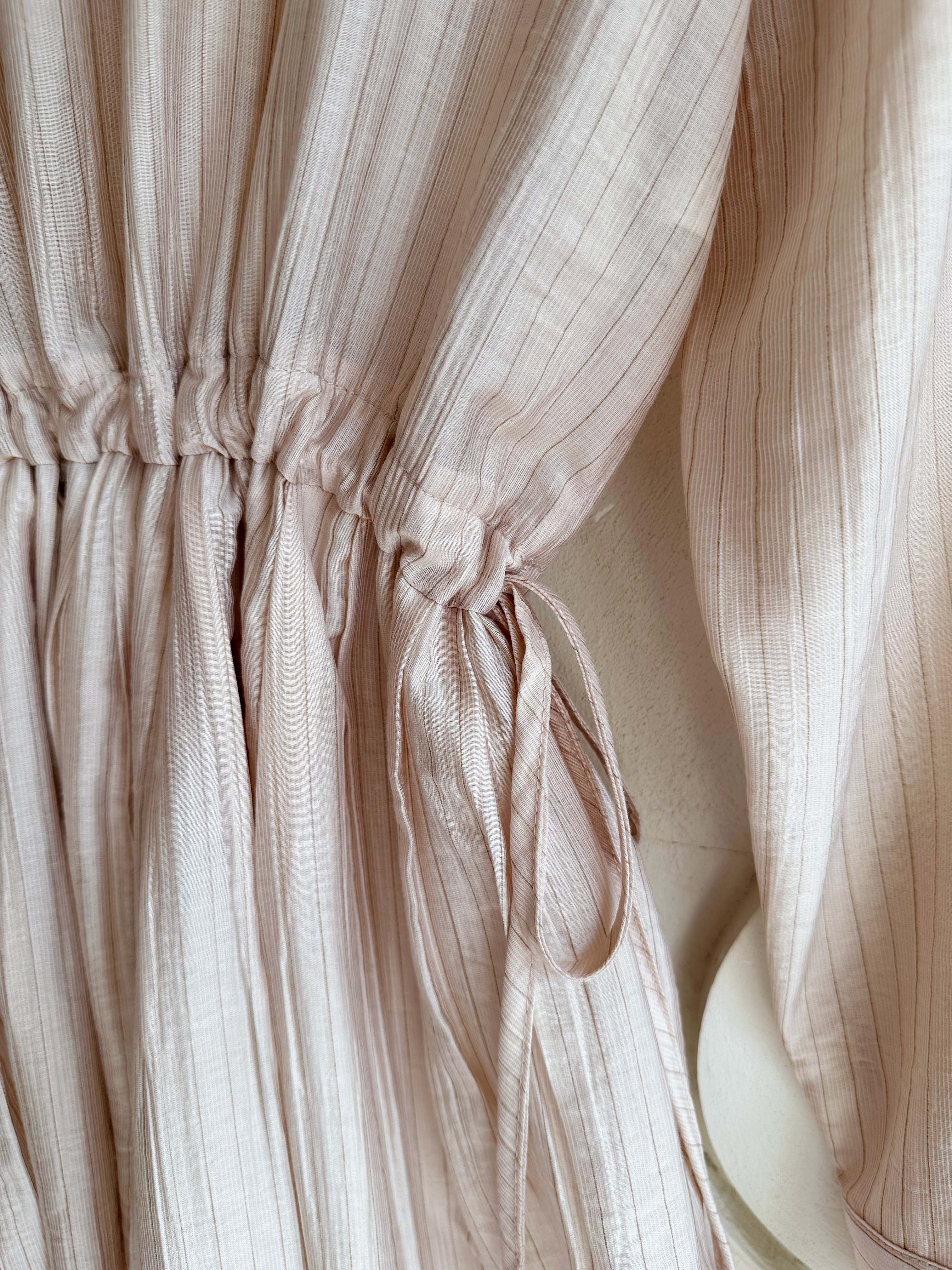 BS細緻光澤線紋抽繩洋裝