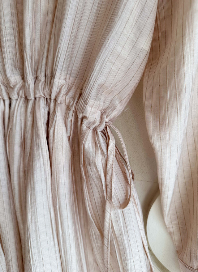 BS細緻光澤線紋抽繩洋裝