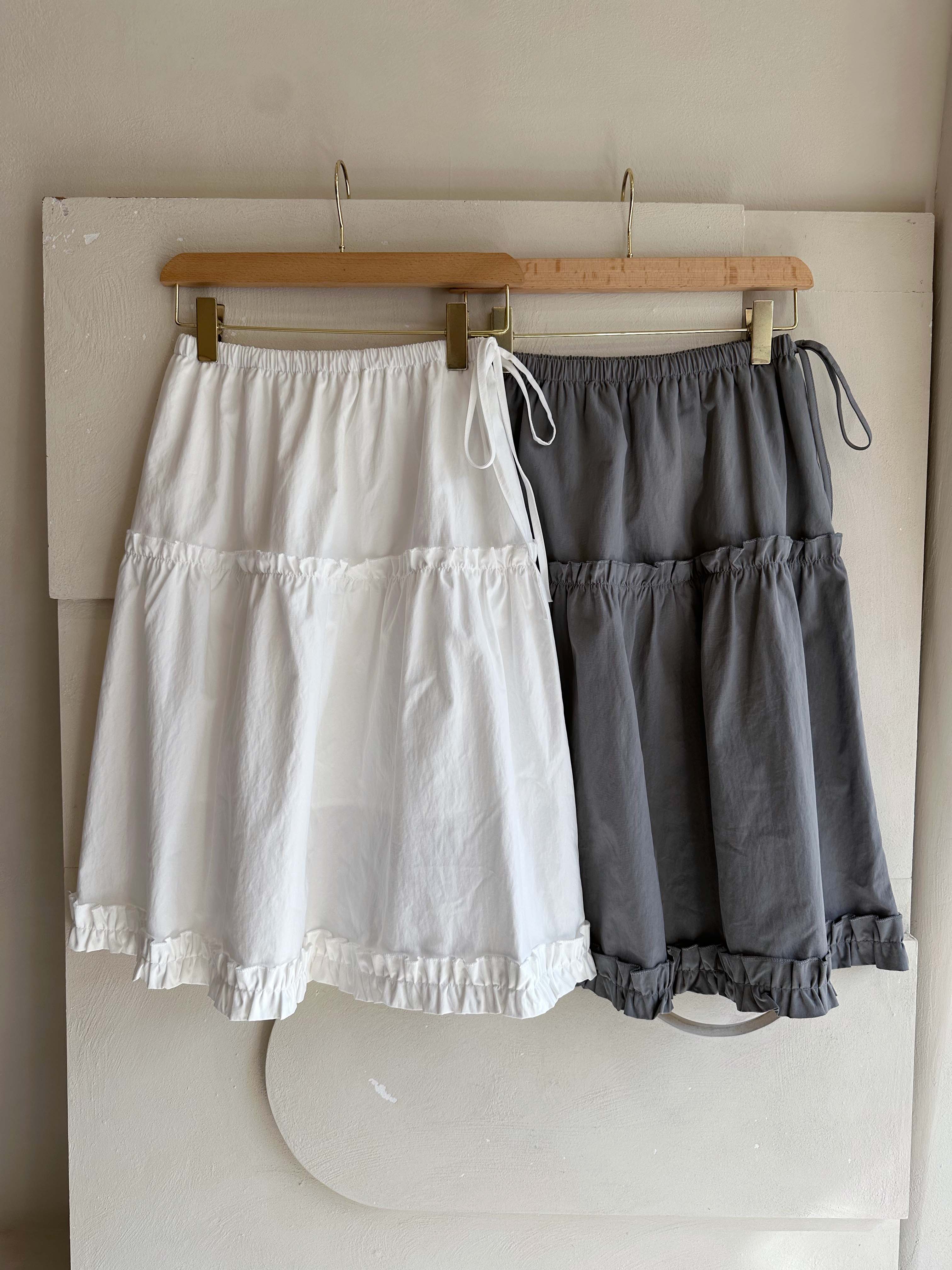 BS 柔感側綁帶摺邊裙(兩色)