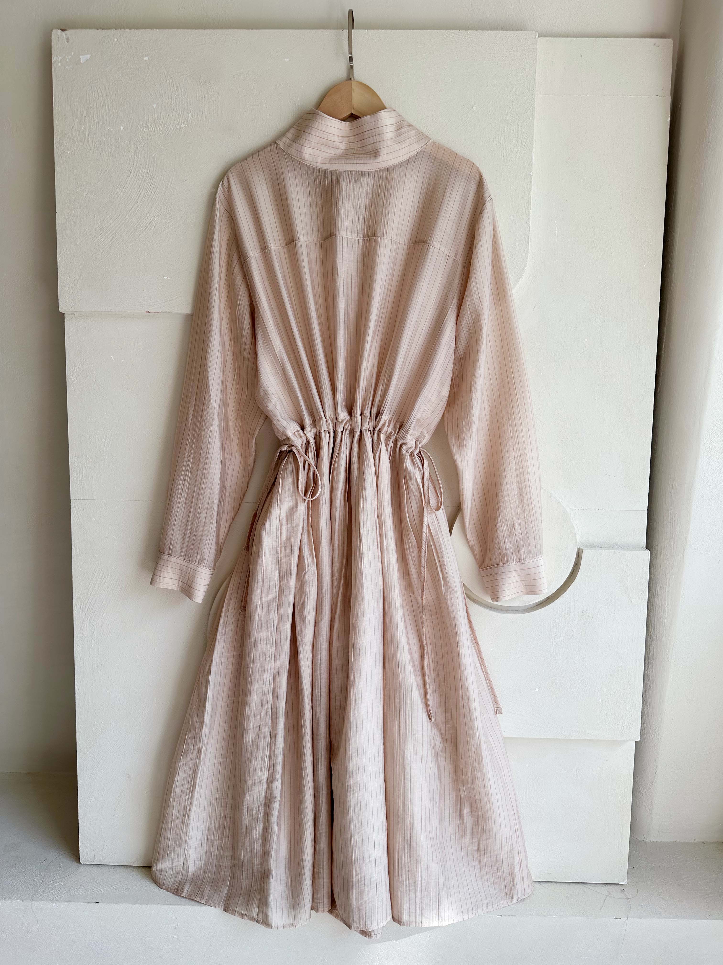 BS細緻光澤線紋抽繩洋裝