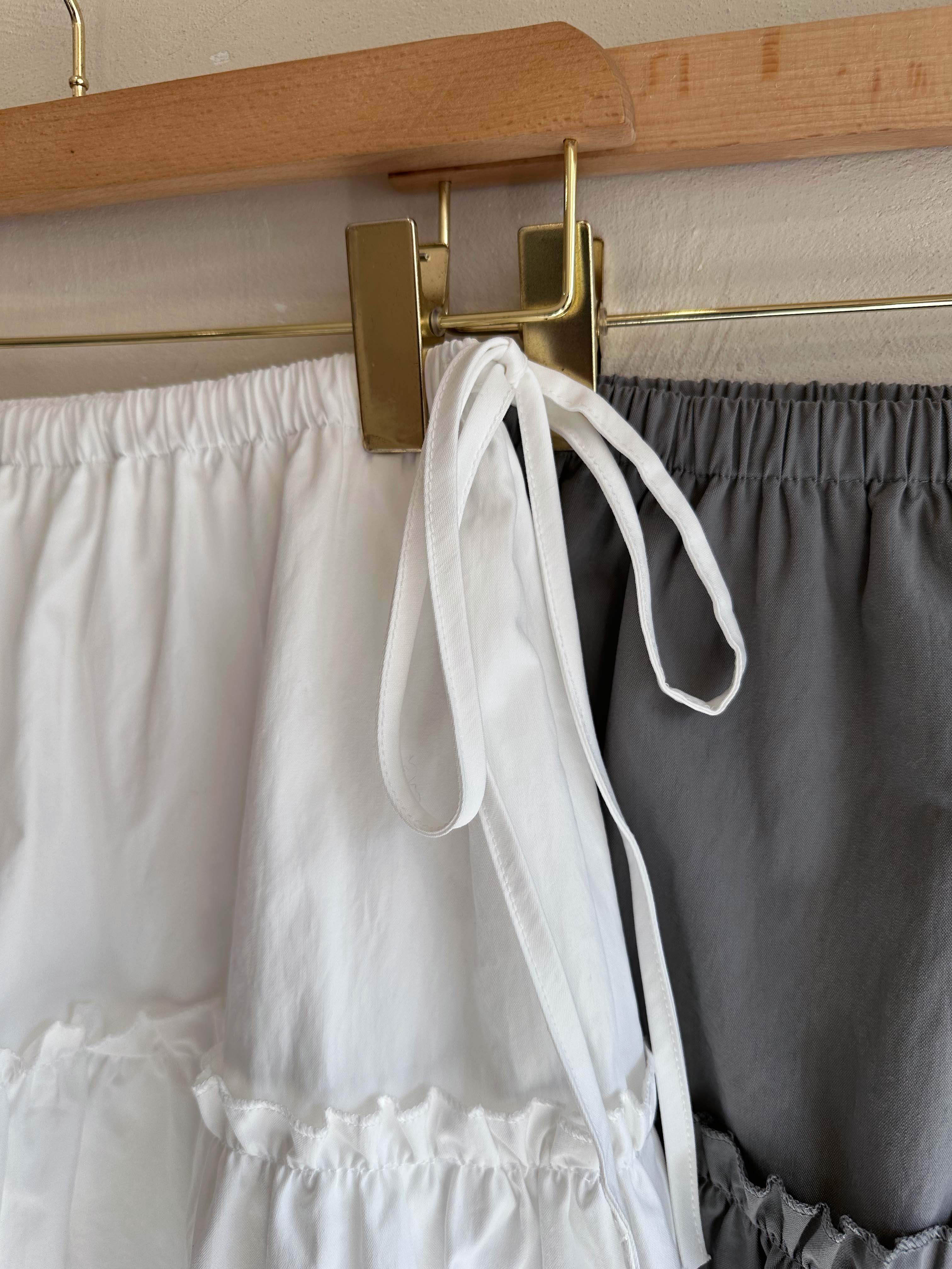 BS 柔感側綁帶摺邊裙(兩色)