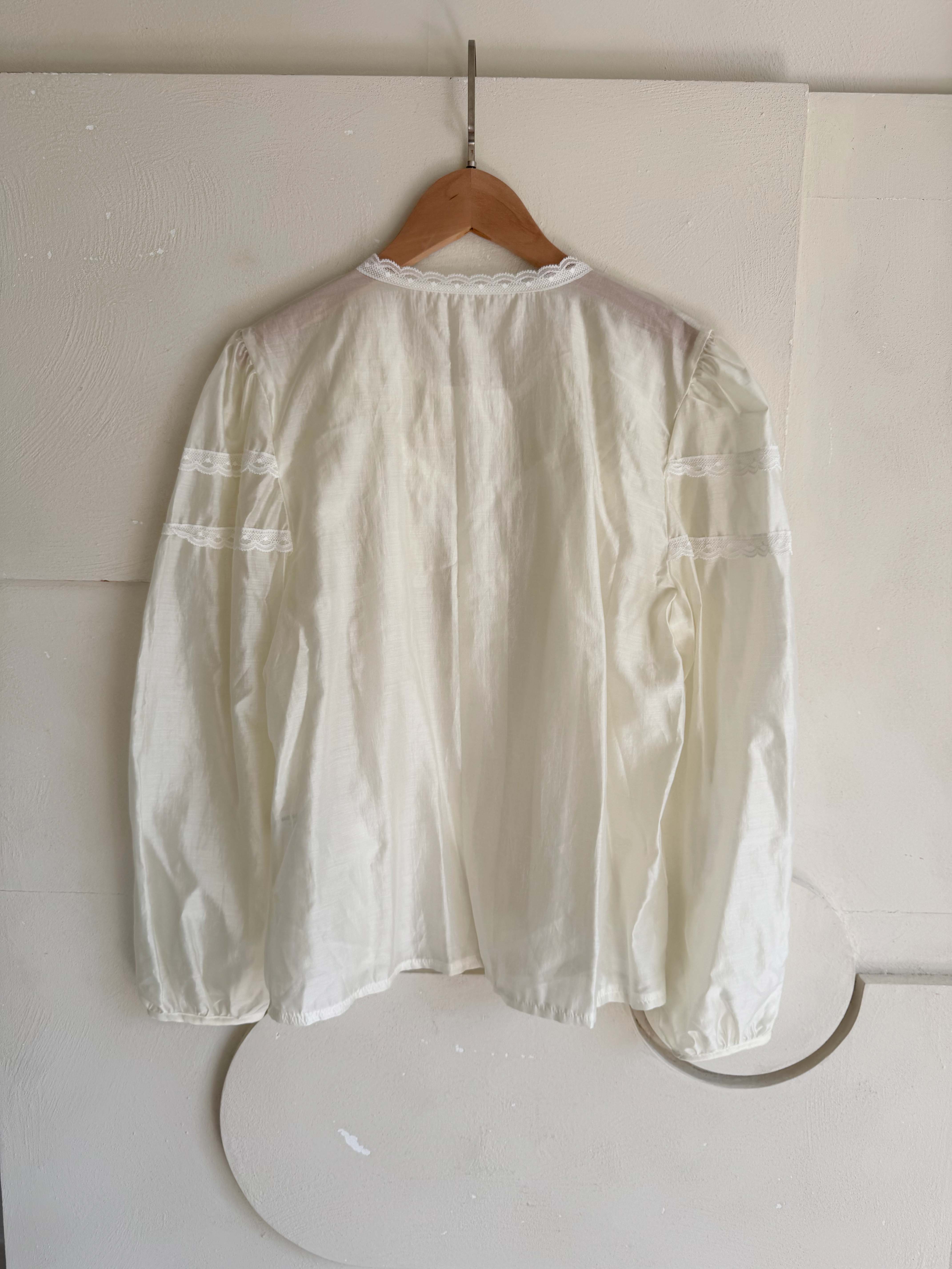 BS蕾絲拼接透膚上衣