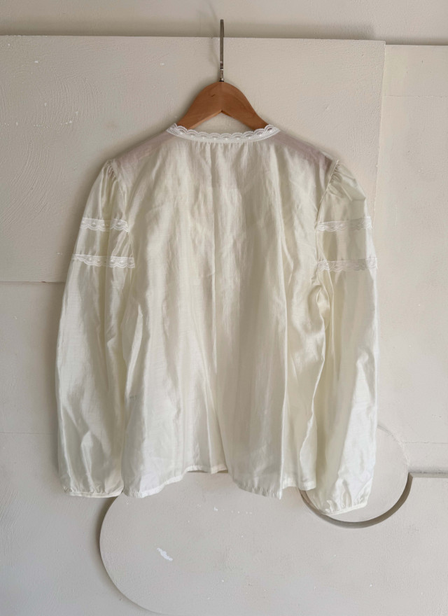 BS蕾絲拼接透膚上衣