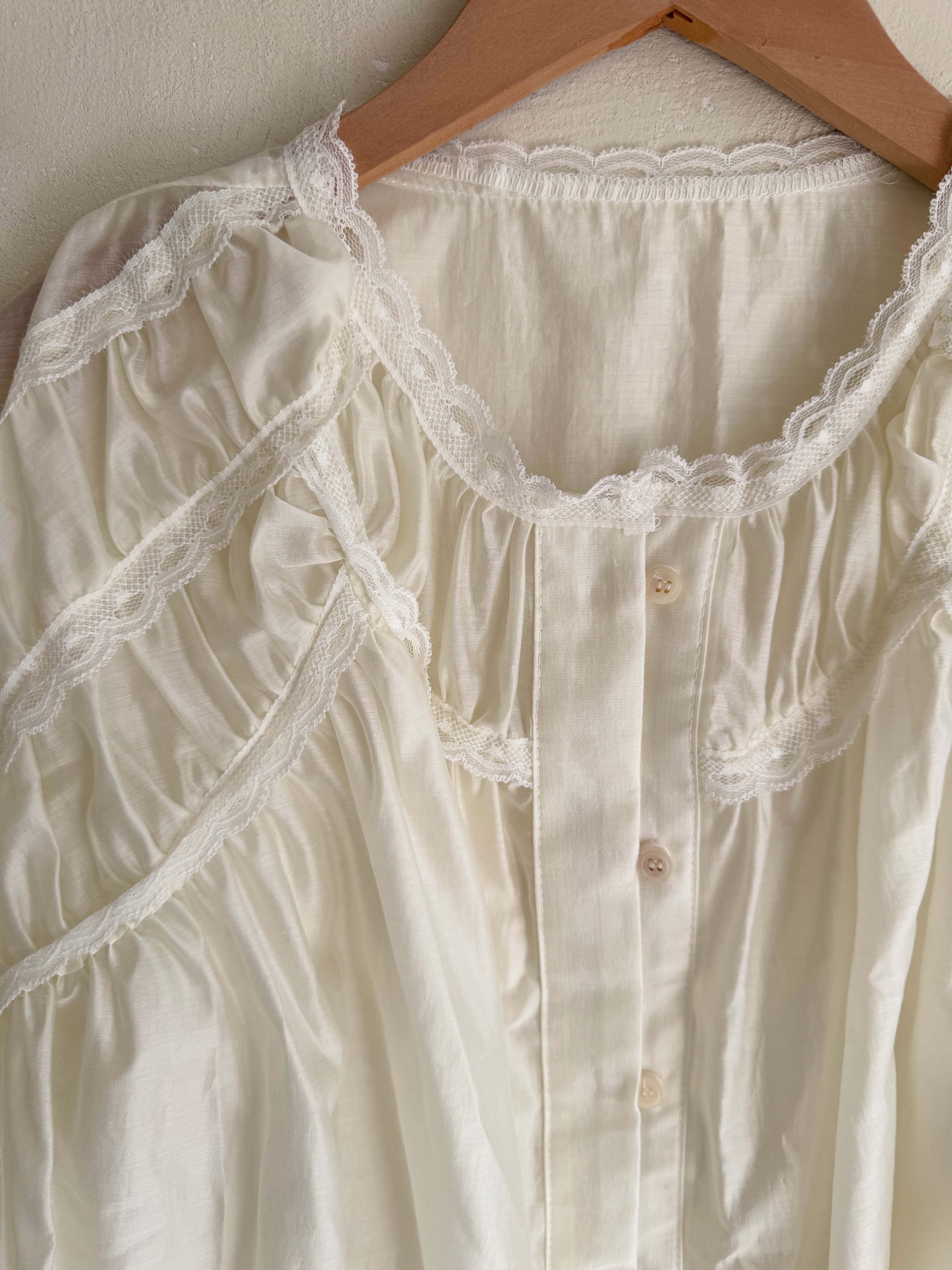 BS蕾絲拼接透膚上衣