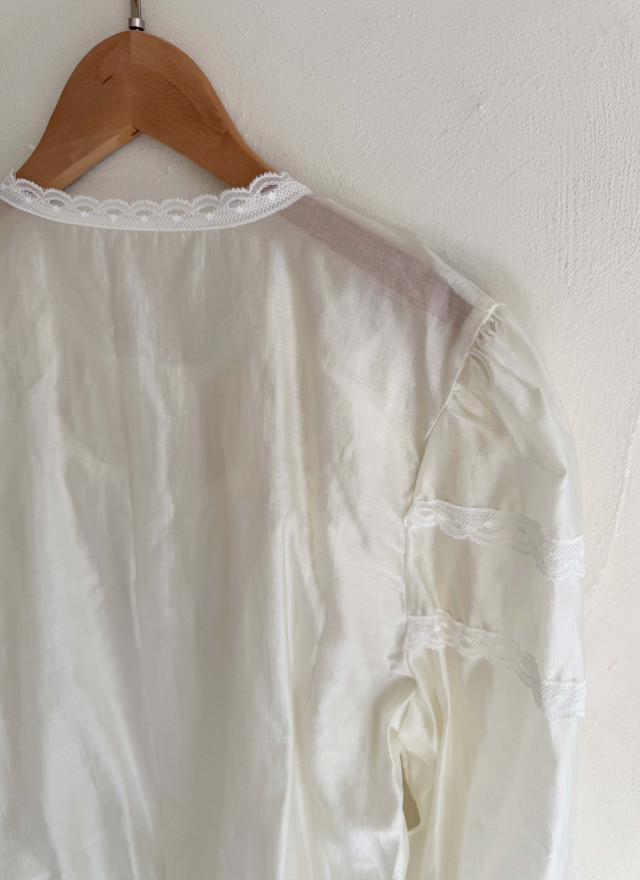 BS蕾絲拼接透膚上衣