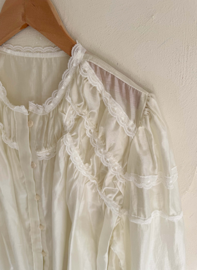 BS蕾絲拼接透膚上衣