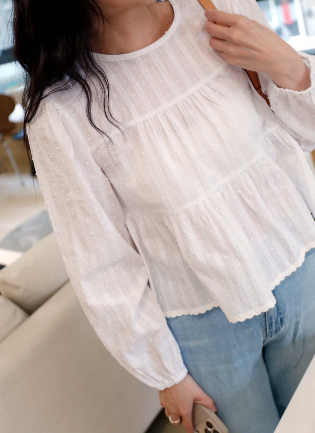 BS韓國立體繡紋上衣(兩色)