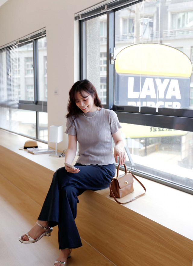 BS韓國恩彩捲邊直紋上衣(三色)